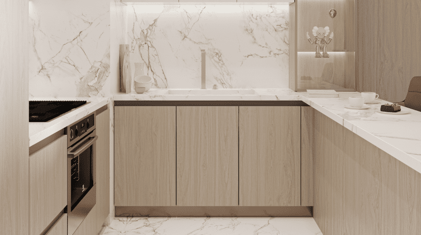 Une cuisine moderne dans une villa de Dubaï avec des armoires en bois clair et des comptoirs en marbre. Les caractéristiques comprennent un four intégré, une cuisinière et des murs rétroéclairés. Les décorations comprennent une petite plante et divers ustensiles de cuisine.