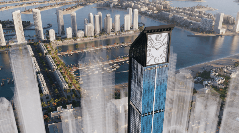 Vue aérienne d'un grand gratte-ciel brillant doté d'un grand cadran d'horloge, entouré d'autres gratte-ciel près d'un front de mer à Dubaï, avec des bateaux et une verdure luxuriante visibles.