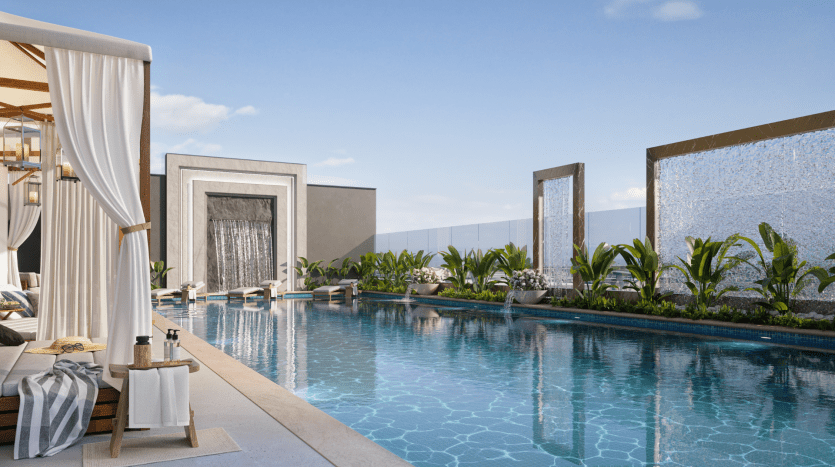 Espace piscine extérieure luxueuse dans une villa à Dubaï avec de l'eau bleue, entourée de rideaux blancs, de chaises longues, de plantes vertes et de cascades décoratives sous un ciel clair.