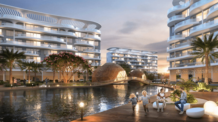 Une vue animée en soirée d'une luxueuse villa en bord de mer à Dubaï avec une architecture moderne, mettant en vedette des personnes profitant du cadre extérieur serein près d'une piscine réfléchissante.