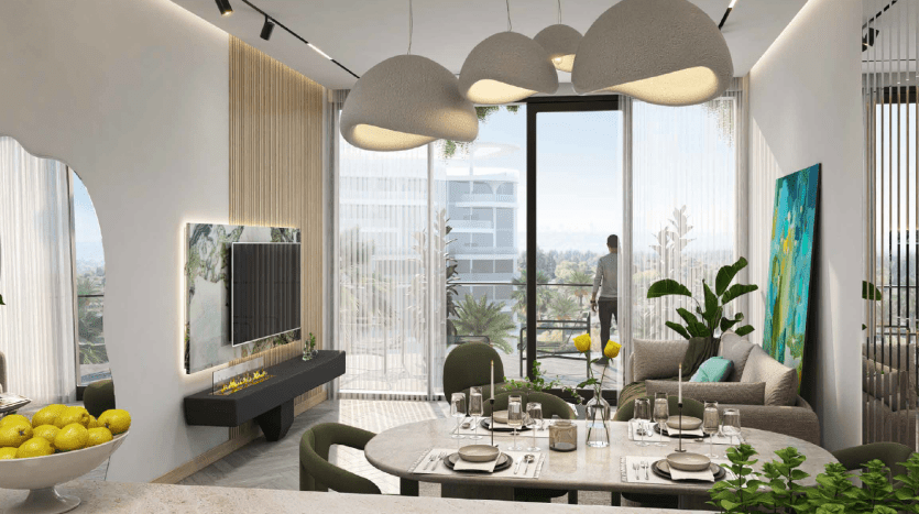 Salle à manger moderne dans un appartement de Dubaï avec une table élégante pour six personnes, de grandes suspensions et des plantes d'intérieur. Comprend une cheminée, des œuvres d'art et un balcon avec une personne regardant le paysage urbain.