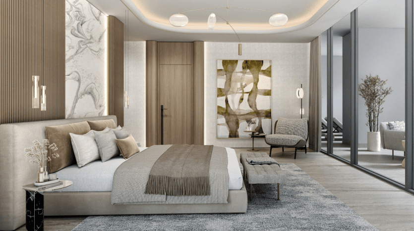 Chambre élégante et moderne dans une villa de Dubaï comprenant un grand lit avec une literie aux tons neutres, un panneau mural artistique derrière le lit et un coin salon visible à travers des portes vitrées. La décoration comprend des œuvres d'art et des plantes subtiles.