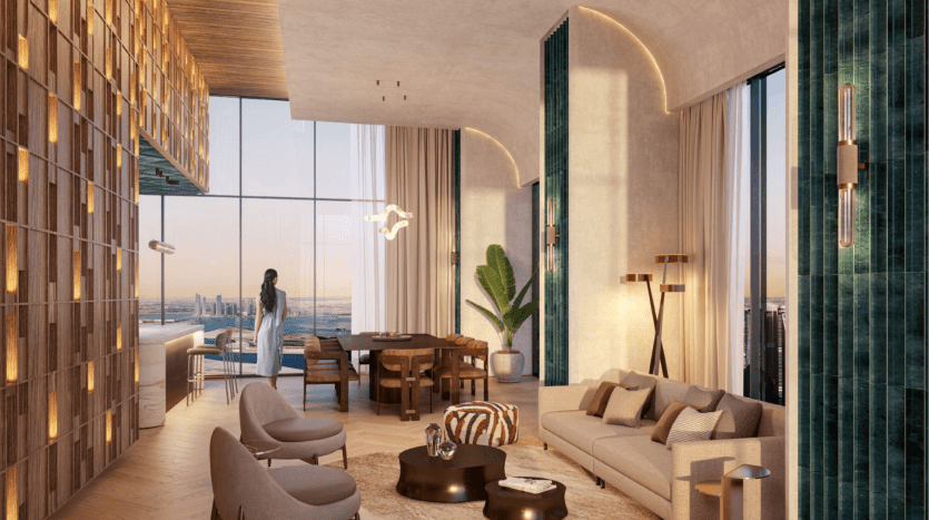 Intérieur d'un appartement luxueux de grande hauteur à Dubaï avec une femme debout près de grandes fenêtres donnant sur un paysage urbain, comprenant un salon élégant avec un mobilier moderne et un éclairage chaleureux.