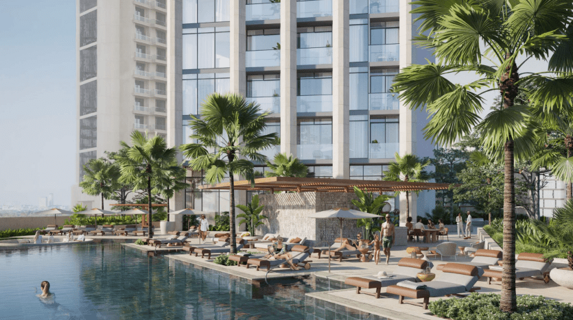 Espace luxueux au bord de la piscine dans une villa moderne à Dubaï avec des invités se relaxant sur des chaises longues, de grands palmiers et un immeuble de grande hauteur en arrière-plan.