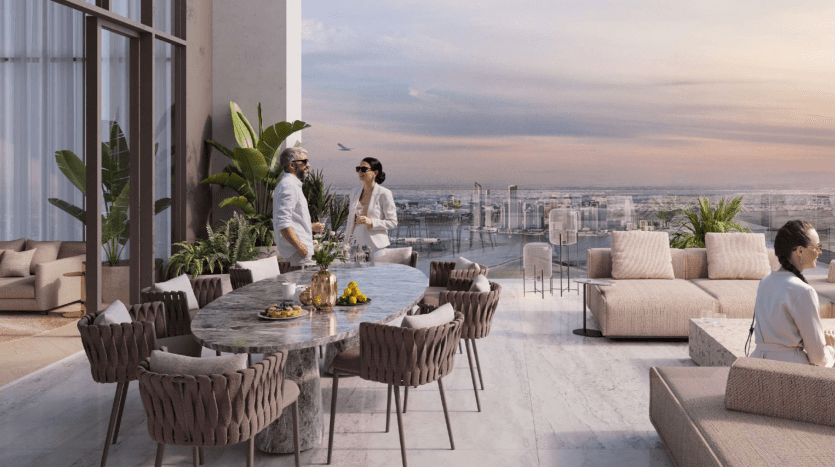 Luxueux patio sur le toit d'une villa à Dubaï avec une grande table à manger dressée pour un repas, quatre personnes conversant et une vue imprenable sur la ville et l'eau sous un ciel coucher de soleil.