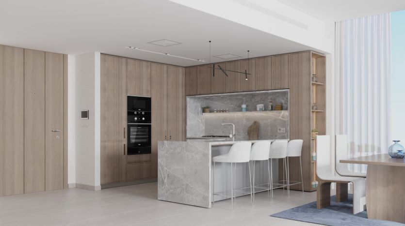 Intérieur de cuisine moderne avec armoires en bois, îlot en marbre avec tabourets de bar, appareils électroménagers intégrés et grandes fenêtres avec rideaux transparents dans un luxueux appartement de Dubaï. Design léger et aéré avec des couleurs neutres.
