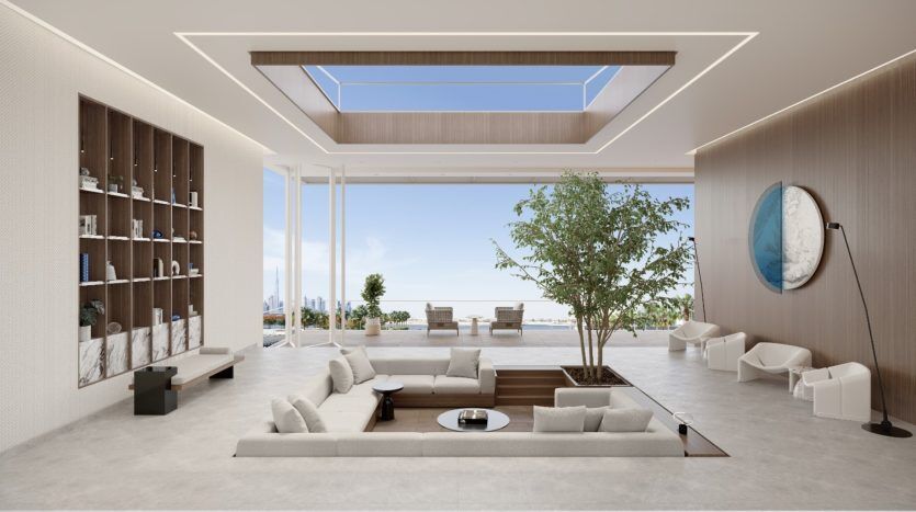 Salon moderne dans une villa de Dubaï avec de grandes fenêtres, un mobilier minimaliste et un coin salon central encastré entouré d'une bibliothèque en bois, de plantes et d'une grande carte du monde murale.