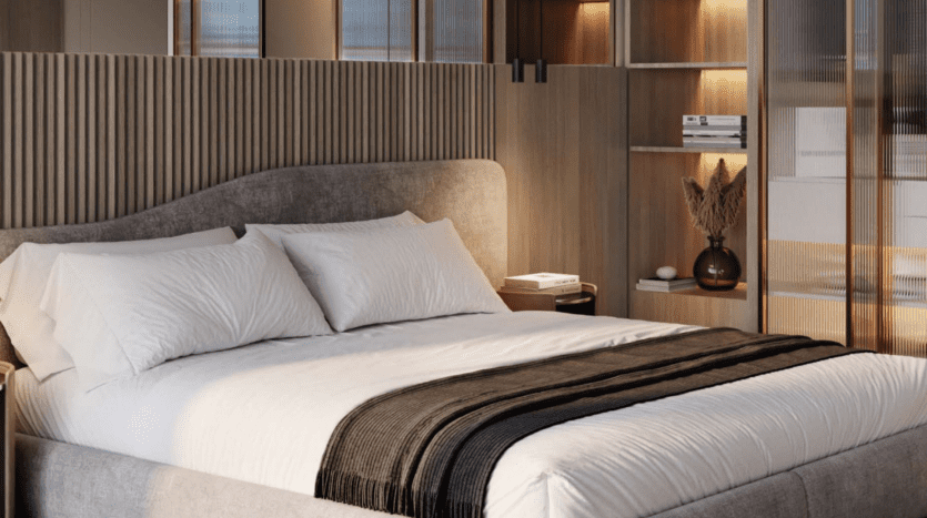 Chambre moderne dans une villa de Dubaï comprenant un grand lit avec une literie blanche et un jeté noir, flanqué de murs en bois et d'armoires élégantes, avec un éclairage tamisé ajoutant une ambiance chaleureuse.