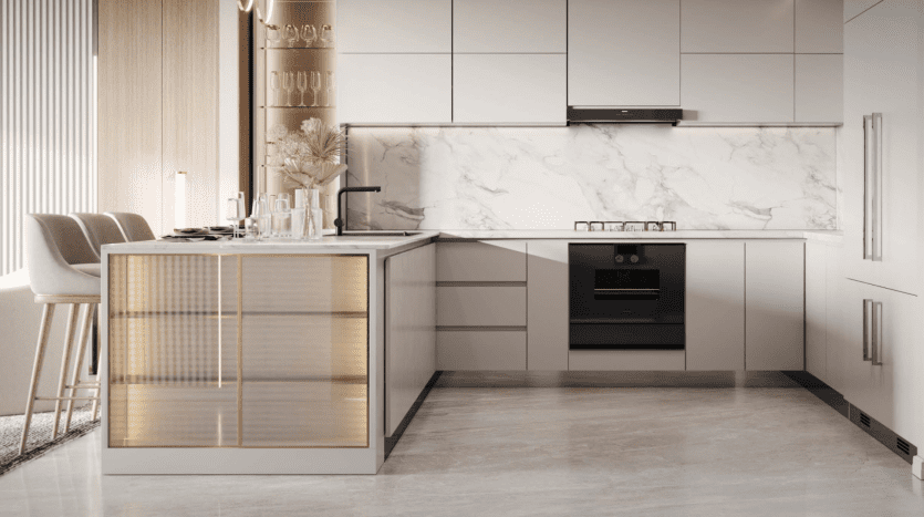 Intérieur de cuisine moderne dans une villa à Dubaï avec des comptoirs en marbre élégants, des armoires grises et des appareils intégrés. Un îlot central et des tabourets de bar complètent le design minimaliste et élégant.