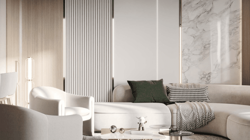 Salon moderne dans un appartement de Dubaï aux tons neutres, comprenant un canapé beige moelleux, un fauteuil blanc, un panneau mural en marbre et des luminaires décoratifs.