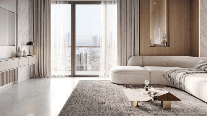 Salon moderne dans un appartement de Dubaï avec de grandes fenêtres donnant sur la ville, doté d'un canapé moelleux, d'une table basse en verre et d'éléments en bois. Des tons neutres et une lumière naturelle remplissent l'espace.