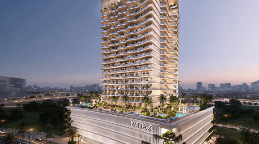 Représentation artistique d'un grand gratte-ciel moderne à Dubaï avec une architecture en terrasses, des balcons verdoyants et des lumières vives au crépuscule, mettant en valeur un paysage urbain vibrant en arrière-plan.