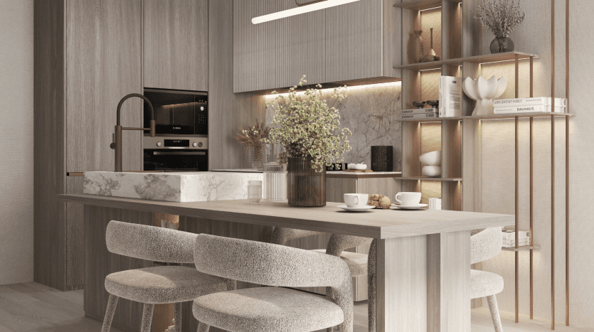 Une cuisine moderne dans un appartement de Dubaï avec un comptoir en marbre, des armoires en bois et des tabourets de bar rembourrés. Les caractéristiques comprennent des appareils électroménagers intégrés et des étagères décoratives avec des plantes et des livres.