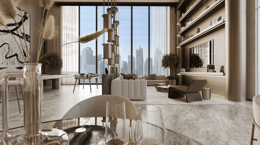 Salon de luxe moderne dans un appartement de Dubaï avec des baies vitrées donnant sur un paysage urbain, un mobilier chic, des sols en marbre et une décoration élégante.