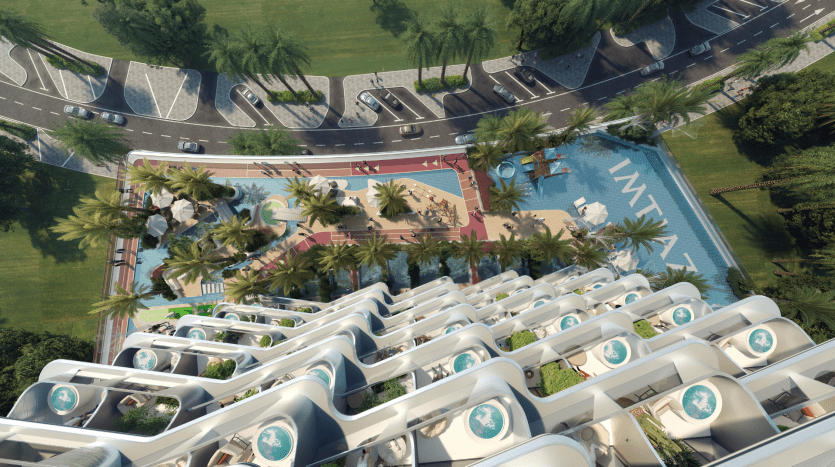 Vue aérienne d'un complexe de luxe moderne avec des jardins ondulés sur le toit au design unique entrecoupés de piscines, entourés d'une verdure luxuriante et adjacents à une place aux motifs géométriques à Dubaï.