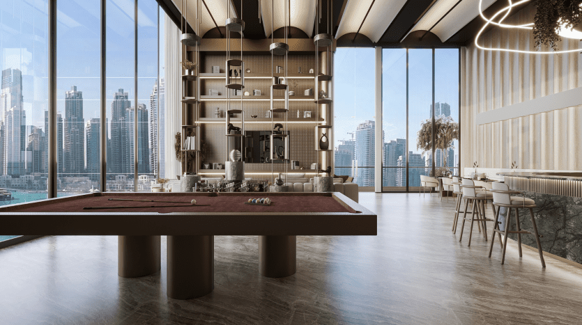 Cuisine et salle à manger spacieuses et modernes dans un appartement de Dubaï avec vue sur les toits de la ville, avec de grandes fenêtres, des étagères en bois, un îlot central et un éclairage élégant.