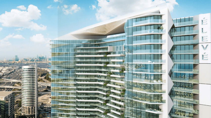 Gratte-ciel moderne aux lignes architecturales fluides et aux vastes façades vitrées, surplombant un paysage urbain avec des autoroutes et des bâtiments lointains sous un ciel clair à Dubaï.