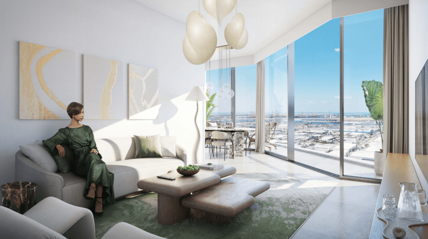 Une femme vêtue d'une robe verte est assise sur un canapé dans un appartement moderne à Dubaï, avec de grandes fenêtres offrant une vue sur le paysage urbain. La chambre est décorée d'art abstrait et de meubles élégants.