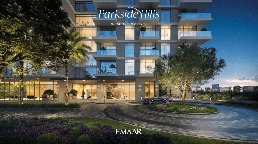 Vue nocturne d'une villa résidentielle moderne appelée "Parkside Hills" à Dubai Hills Estate. Comprend une façade bien éclairée, une entrée paysagée avec une verdure luxuriante et une allée circulaire.