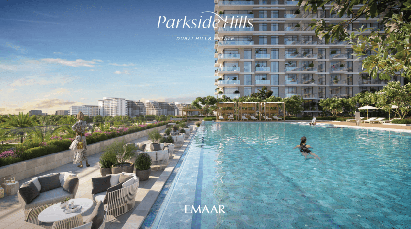 Une piscine luxueuse à Parkside Hills, Dubai Hills Estate, avec des gens profitant de l'eau et des espaces de détente, entourée de jardins luxuriants et d'immeubles modernes de grande hauteur à Dubaï.