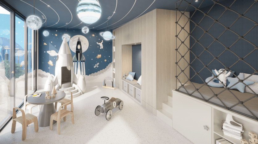 Une chambre d'enfant lumineuse sur le thème de l'espace dans une villa de Dubaï comprend un lit fusée, des décorations d'astronautes et de planètes, une petite table avec des chaises et des jouets éparpillés sur le sol.