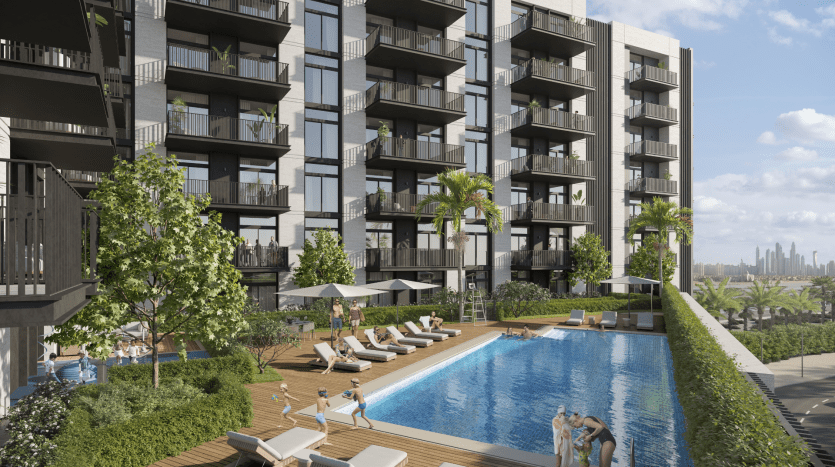 Immeuble d'appartements moderne à Dubaï avec balcons donnant sur une piscine commune entourée de chaises longues et de verdure luxuriante, où les gens se détendent et nagent. Toits de la ville au loin.