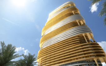 Un gratte-ciel futuriste et tourbillonnant doré se dresse sous un ciel clair, entouré de palmiers luxuriants, avec un jet laissant une traînée dans le ciel au-dessus. Ce monument est l'une des principales attractions immobilières de Dubaï.