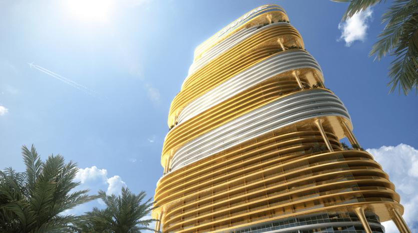 Un gratte-ciel futuriste et tourbillonnant doré se dresse sous un ciel clair, entouré de palmiers luxuriants, avec un jet laissant une traînée dans le ciel au-dessus. Ce monument est l'une des principales attractions immobilières de Dubaï.