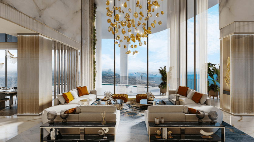 Salon luxueux avec des baies vitrées offrant une vue sur la ville, comprenant deux grands canapés, des murs en marbre, un grand lustre et une décoration moderne dans un appartement de Dubaï.