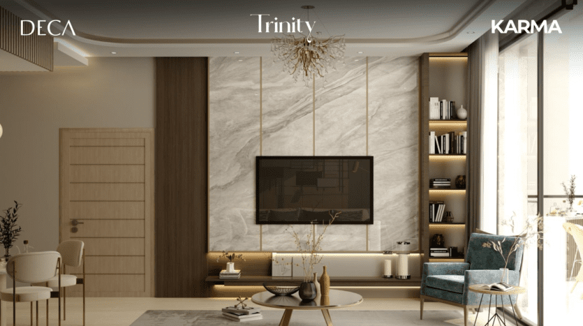 Un salon moderne dans une villa de Dubaï au décor élégant avec une grande télévision sur un mur en marbre, des meubles élégants et un éclairage décoratif. Trois logos intitulés « DECA », « Trinity » et « KARMA » sont affichés en haut.