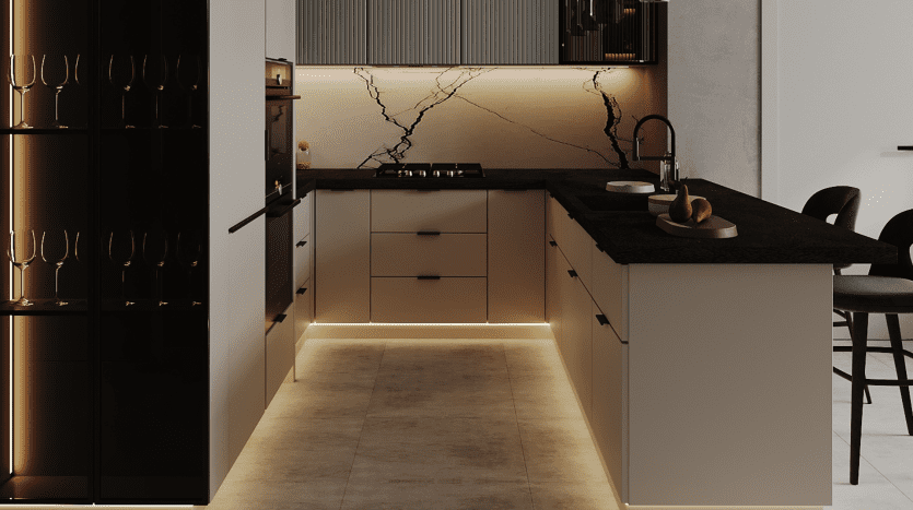 Intérieur de cuisine moderne dans un appartement de Dubaï avec des armoires élégantes noires et beiges, un éclairage sous les armoires et un dosseret en marbre. L'espace comprend un îlot central et des tabourets élégants.