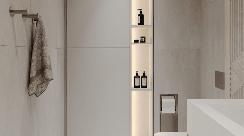 Une salle de bain moderne dans une villa à Dubaï comprenant une serviette suspendue à gauche, une étroite étagère verticale avec des bouteilles à droite et une baignoire blanche minimaliste. Les tons neutres et les lignes épurées dominent le design.