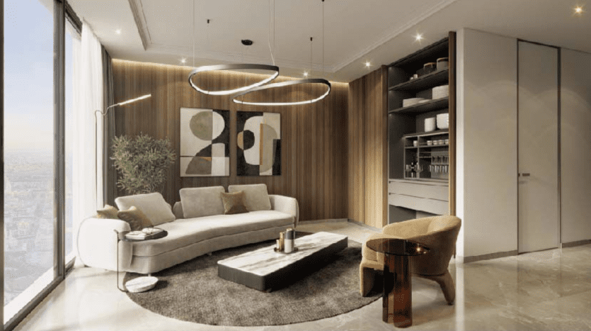 Un salon moderne dans une villa à Dubaï avec de grandes fenêtres offrant une vue sur la ville, comprenant un canapé gris moelleux, des plafonniers circulaires, des murs en bois, une petite table en bois et une étagère.