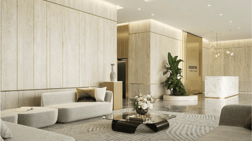 Lobby élégant de l'hôtel avec des murs en marbre beige, des canapés modernes et élégants avec des coussins, une table basse en verre, des plantes en pot et des suspensions décoratives, dégageant une ambiance luxueuse et accueillante. Géré par une agence immobilière renommée à Dubaï.