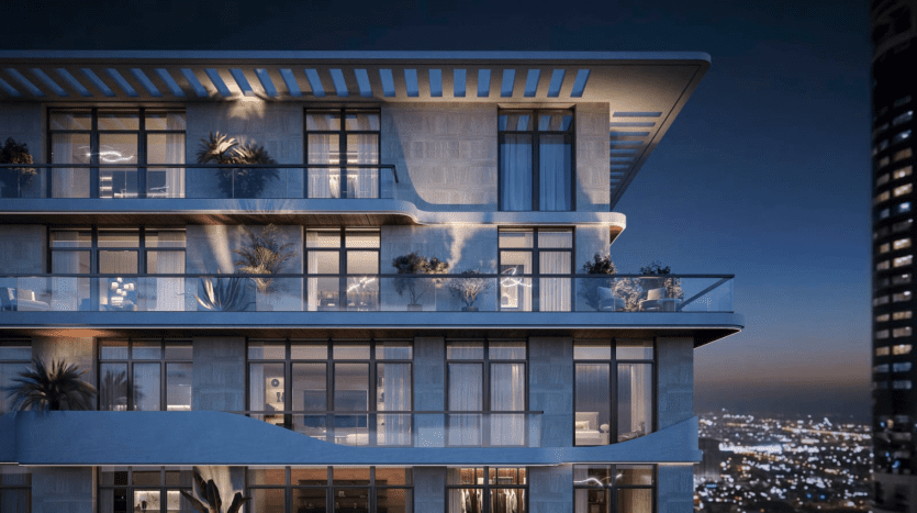 Vue extérieure d'un immeuble résidentiel moderne de plusieurs étages à Dubaï au crépuscule, doté de balcons spacieux avec une verdure luxuriante et un design élégant et contemporain, donnant sur un paysage urbain.