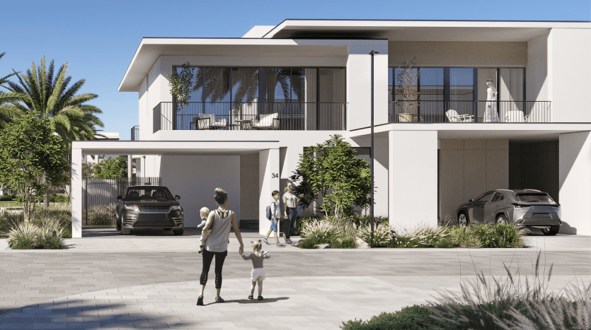 Un immeuble résidentiel moderne de deux étages doté de grandes fenêtres et de balcons, présentant une famille et des voitures garées dans les allées, sur fond de palmiers et d'un ciel dégagé à Dubaï.