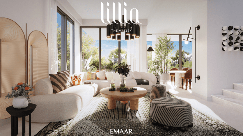Salon moderne avec des sièges moelleux, de grandes fenêtres remplissant l'espace de lumière naturelle, une décoration minimaliste et une pancarte audacieuse indiquant "Villa The Valley" dans un luxueux appartement de Dubaï.
