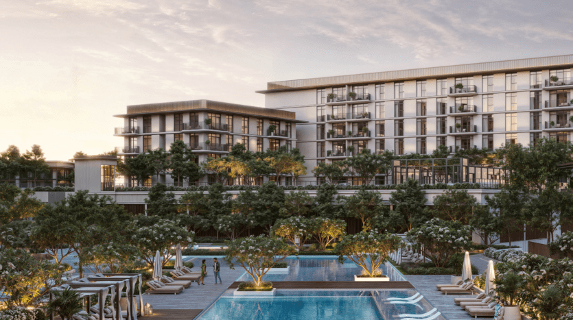 Complexe luxueux avec des villas modernes à plusieurs étages donnant sur une piscine sereine entourée d'une verdure luxuriante et de chaises longues, éclairées par une lueur chaleureuse au coucher du soleil.