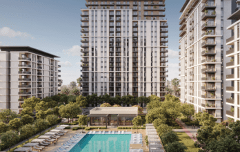 Rendu architectural d'un complexe résidentiel moderne à Dubaï comprenant plusieurs immeubles de grande hauteur entourés d'une verdure luxuriante et d'une grande piscine centrale.