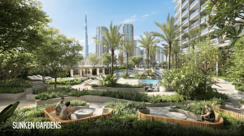 Jardin urbain luxuriant à Dubaï avec des coins salons en contrebas entourés de plantes, surplombant une piscine réfléchissante, encadrés par des gratte-ciel modernes sous un ciel dégagé. Trois personnes profitent de l'environnement serein.