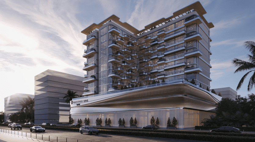 Un immeuble résidentiel moderne de plusieurs étages à Dubaï avec une conception architecturale impressionnante et radicale, éclairé par le soleil couchant, avec des voitures passant dans la rue devant.