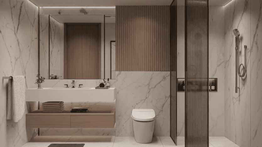 Une salle de bains de villa moderne à Dubaï avec des murs en marbre, une élégante vanité en bois avec un lavabo à poser, un grand miroir, une douche avec des portes en verre et des toilettes blanches. Les serviettes et accessoires sont soigneusement rangés.