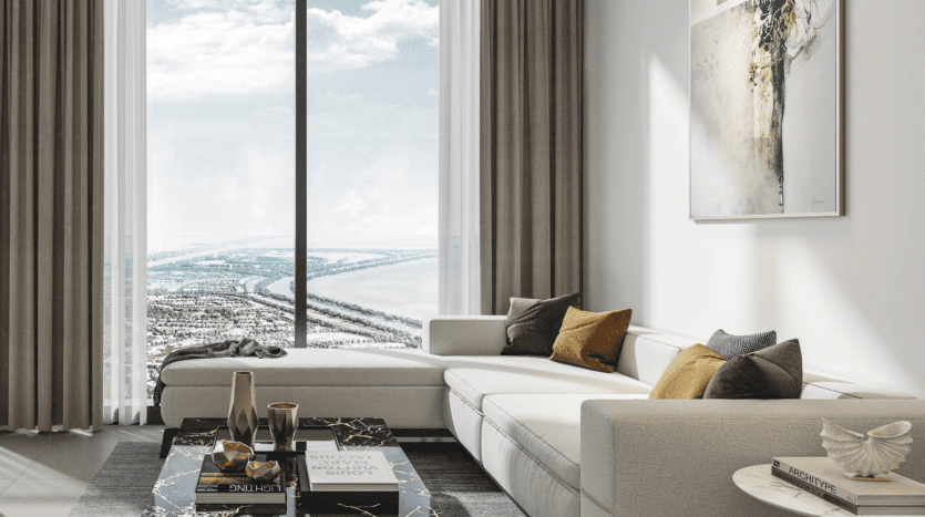 Un salon moderne dans un appartement de Dubaï avec une grande fenêtre offrant une vue panoramique sur le paysage urbain côtier. La pièce comprend un canapé blanc avec des coussins colorés, une table basse élégante et une peinture murale abstraite.