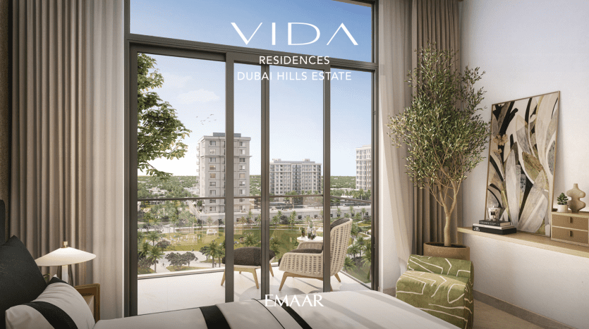 Vue intérieure d'une chambre moderne dans les résidences Vida, Dubai Hills Estate, présentant une grande fenêtre avec une vue panoramique sur l'extérieur, un mobilier élégant et une décoration élégante dans un appartement de Dubaï.