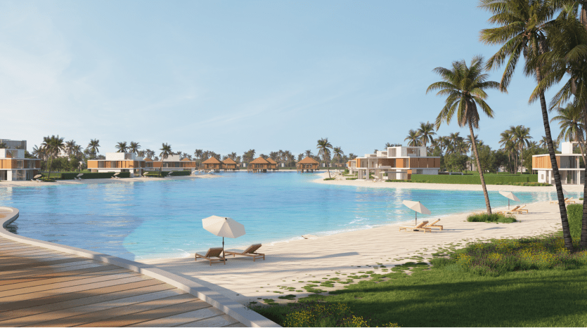 Un complexe luxueux à Dubaï doté d'une vaste piscine extérieure à débordement entourée de palmiers, avec des villas modernes en arrière-plan, des transats sous un parasol blanc et un ciel bleu clair.