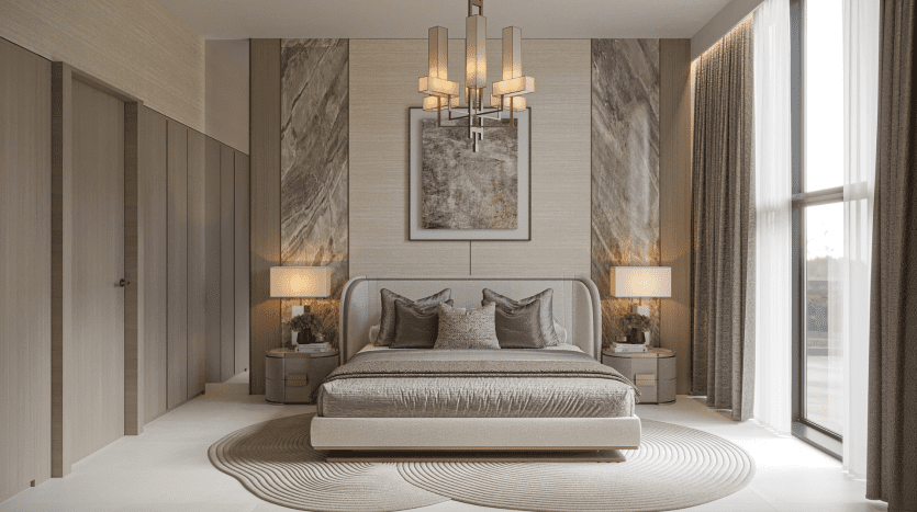Une chambre moderne dans une villa de Dubaï avec un lit king-size centré sur un tapis circulaire, flanqué de tables d'appoint et de lampes symétriques, encadré par des baies vitrées et des rideaux aux tons neutres, présentant une palette de couleurs douces.