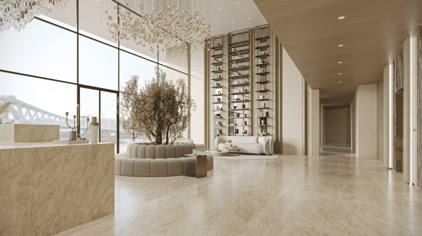 Hall d'entrée luxueux d'un hôtel de Dubaï avec de hauts plafonds, des sols en marbre, de grands lustres et des baies vitrées donnant sur un pont. Des canapés modernes et une grande bibliothèque rehaussent l'intérieur élégant.