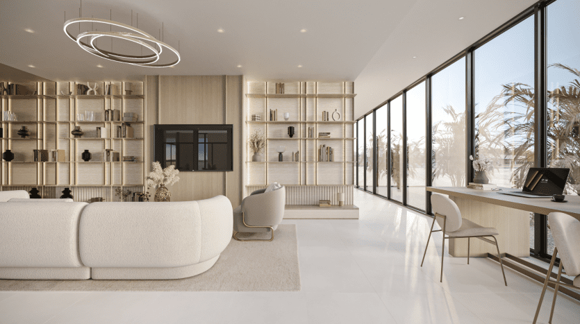 Intérieur de bureau de villa moderne à Dubaï avec un canapé blanc, des étagères en bois remplies de livres, un bureau avec un moniteur et de grandes fenêtres donnant sur des palmiers.