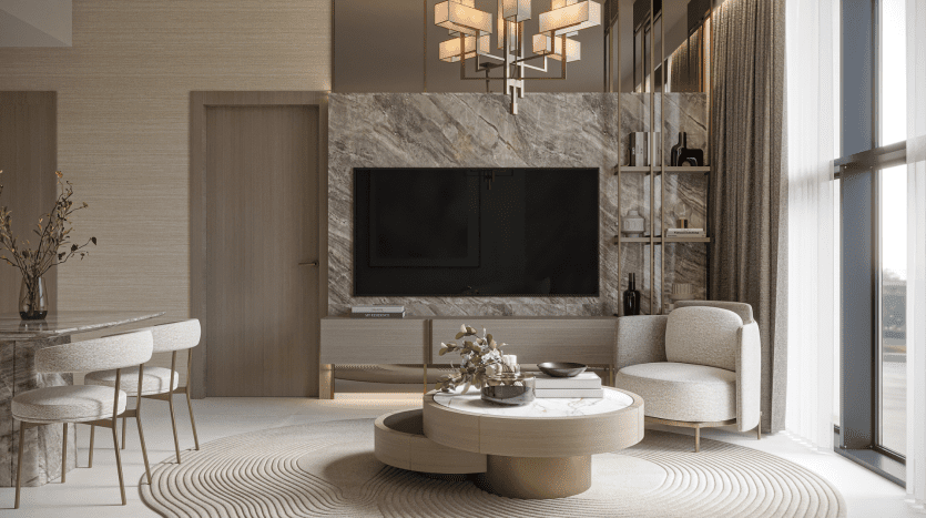Un salon moderne dans un appartement de Dubaï comprenant un mur en marbre avec une télévision montée, une table basse circulaire, un fauteuil confortable, un coin repas sur le côté et des baies vitrées offrant une lumière naturelle.