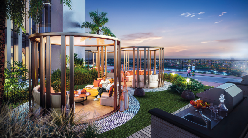 Luxueux toit-terrasse au crépuscule comprenant deux coins salons cylindriques en bois où les gens se détendent, un aménagement paysager moderne, un éclairage d'ambiance et une vue sur l'horizon urbain de Dubaï.